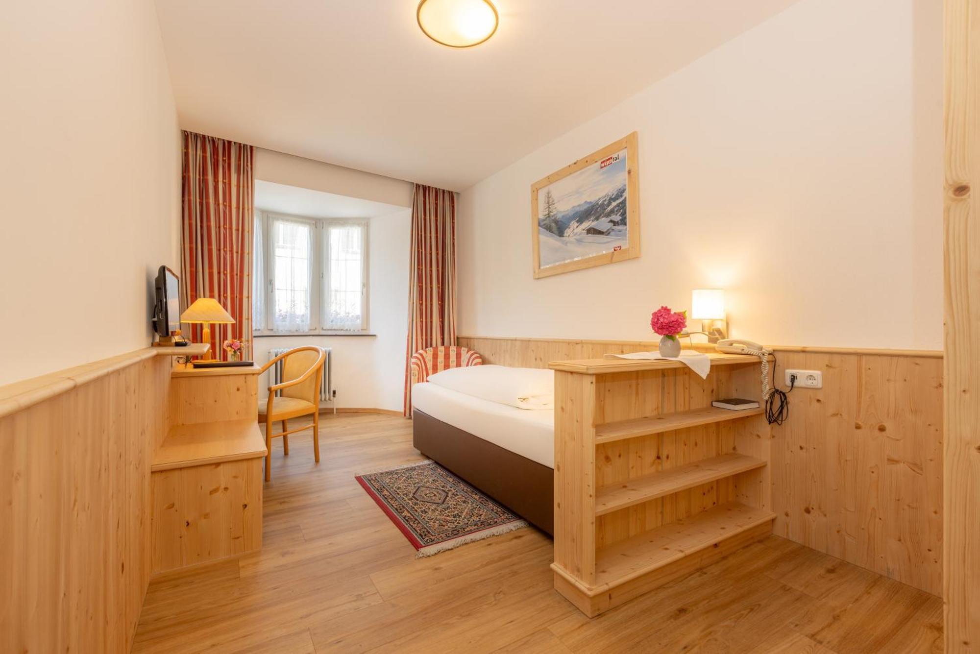 Hotel Krone Matrei am Brenner Exteriör bild
