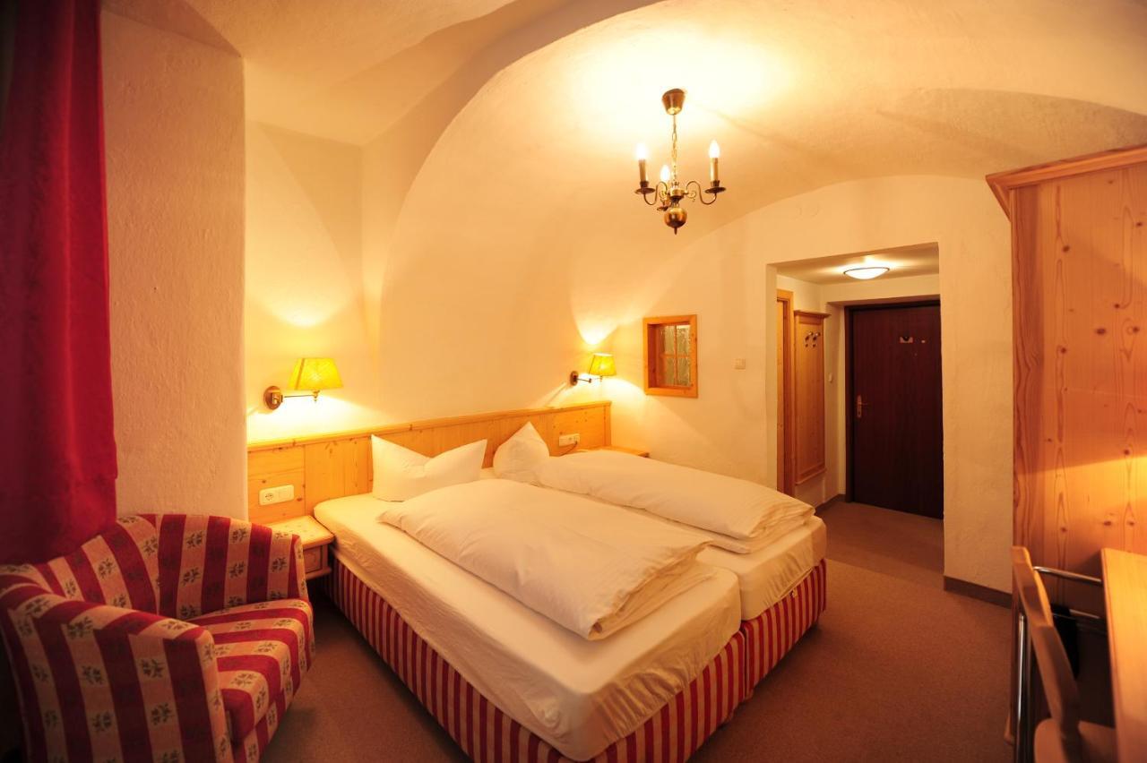 Hotel Krone Matrei am Brenner Exteriör bild