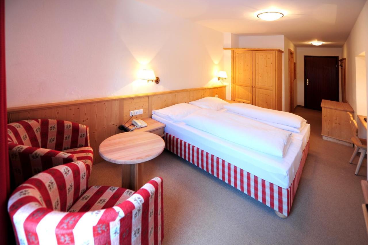 Hotel Krone Matrei am Brenner Exteriör bild