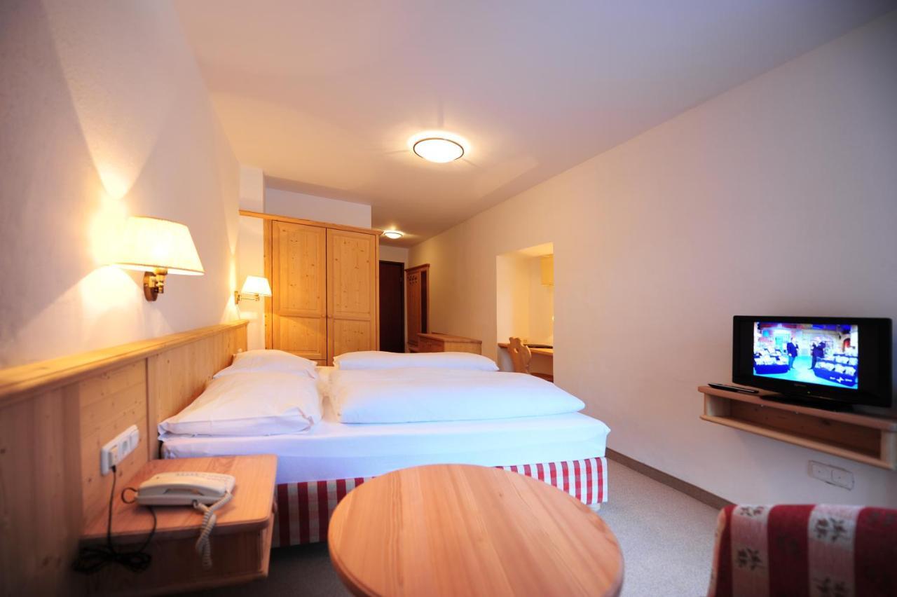 Hotel Krone Matrei am Brenner Exteriör bild