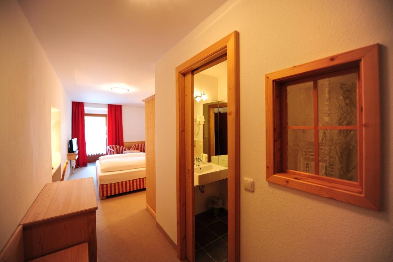 Hotel Krone Matrei am Brenner Exteriör bild
